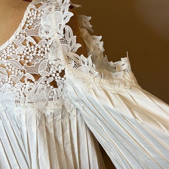 NWT Juliette Pleated a white Blouse with Lace Trim - Size Small - Picture 4 of 14